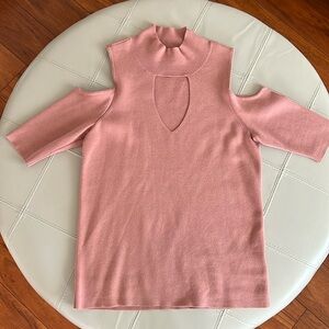 Bold elements M Peach Cold
Shoulder 1/2 Sleeve Cut-Out Mock
V-Neck Fitted Knit